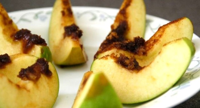 Запеченные яблоки с корицей