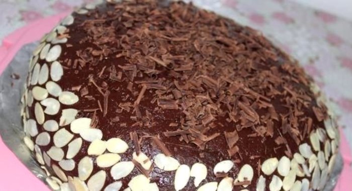 Шоколадный торт с кремом