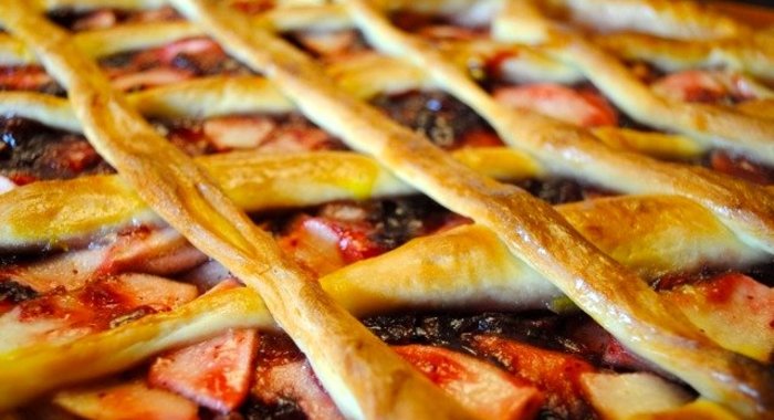 Дрожжевой пирог с яблоками и брусникой