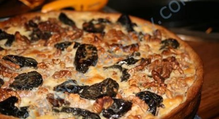 Пирог с черносливом и грецкими орехами
