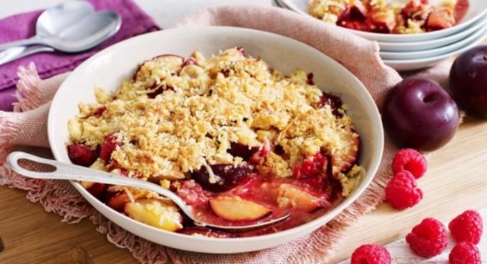 Скрэмбл со сливами и малиной