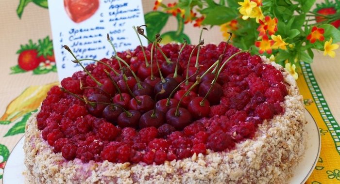 Пряничный торт с малиной и черешней