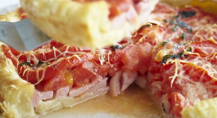 Пирог с ветчиной, помидорами и базиликом