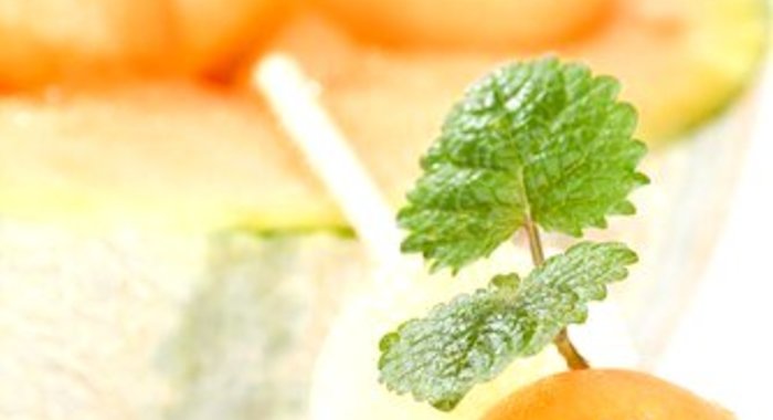 Мускусная дыня на гриле с медово-мятным соусом