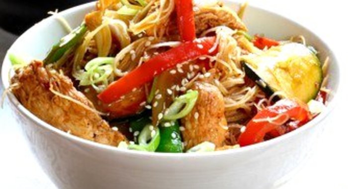 Жареная курица с зеленым перцем, зеленым луком и лапшой соба в соусе чили