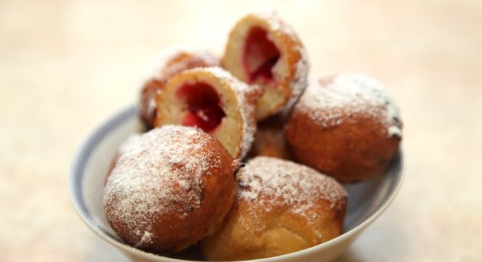 Пончики с вишней