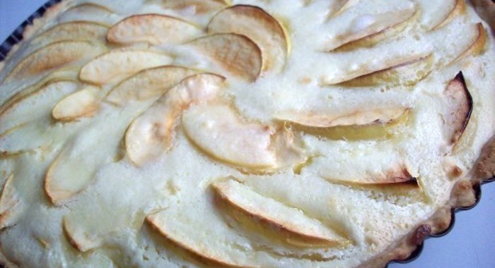 Нежный яблочный пирог со сметанной заливкой