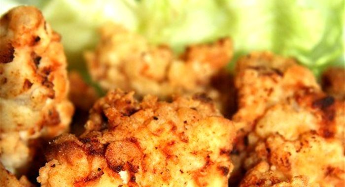 Маринованная имбирная курица с красным перцем, зеленым луком и лаймом