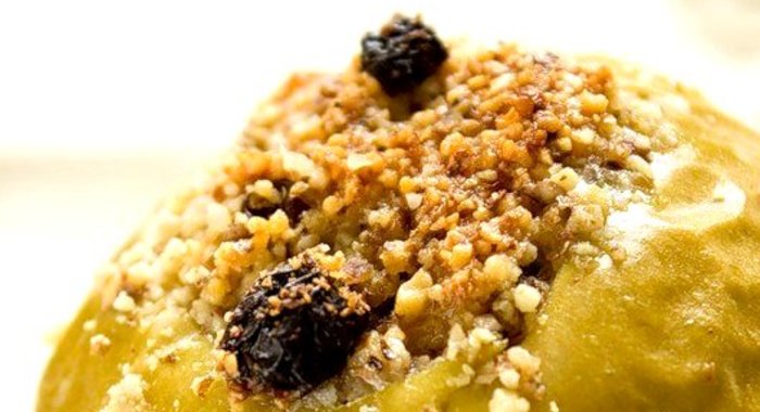 Яблоки, запеченные с орехами и медом