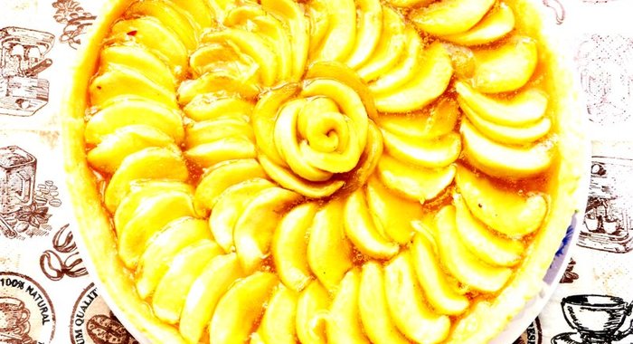 Тарт с яблоками и карамелью