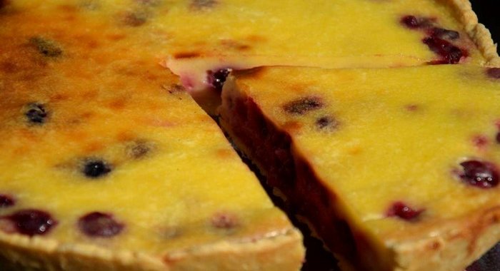 Заливной пирог с вишней и шелковицей
