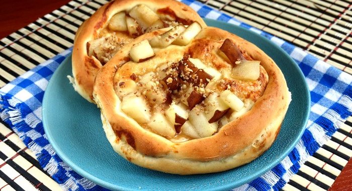 Ватрушки с грушей и орехами
