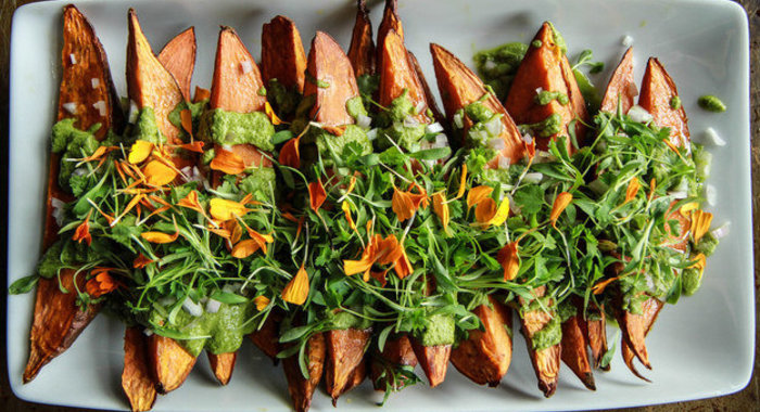 Батат под зеленым соусом