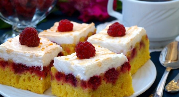 Малиновый пирог с меренгой