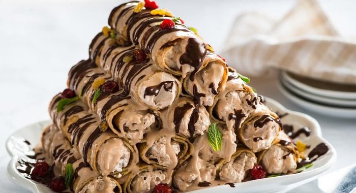 Блинный торт со сметанным кремом, изюмом и шоколадом