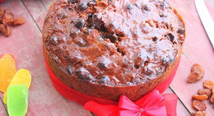 Темный пирог с цукатами и орехами