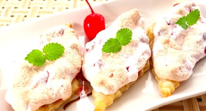 Слоенки с брусникой