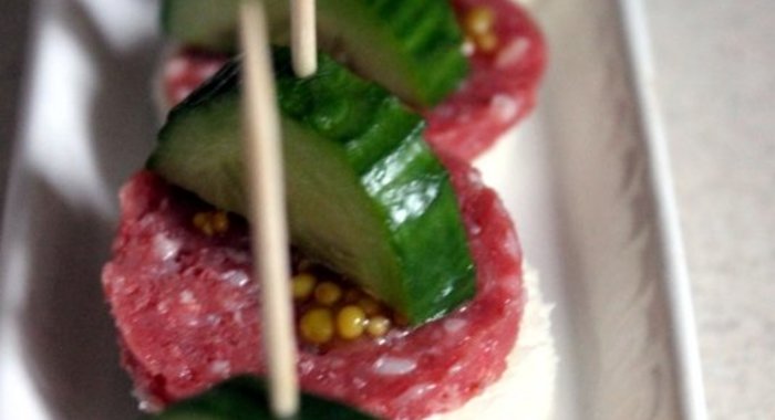 Канапе с сервелатом и свежим огурцом