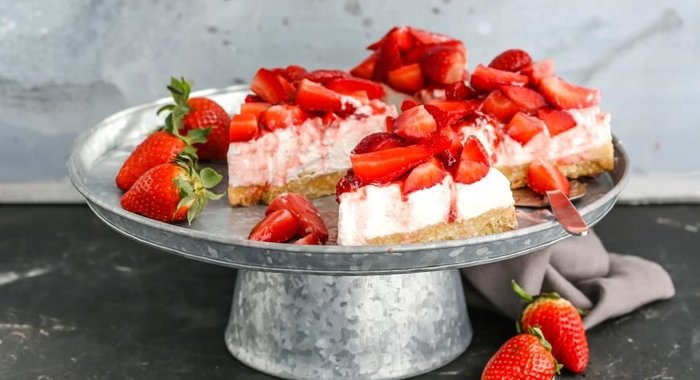 Торт без выпечки с клубникой