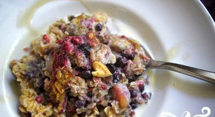 Овсяная запеканка с ягодами и орехами