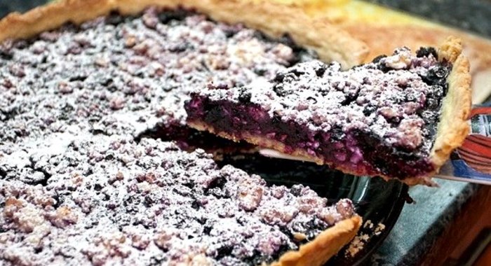 Пирог со смородиной и творогом