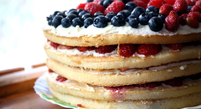 Фруктово-ягодый торт с кремом из маскарпоне