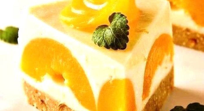 Йогуртный торт с персиками и лимоном