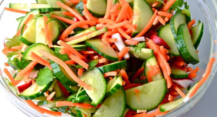 Марроканский салат из моркови, огурца и редиса