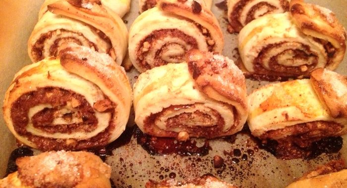 Булочки с корицей, орехами и сахаром