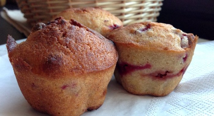 Банановые маффины с клюквой