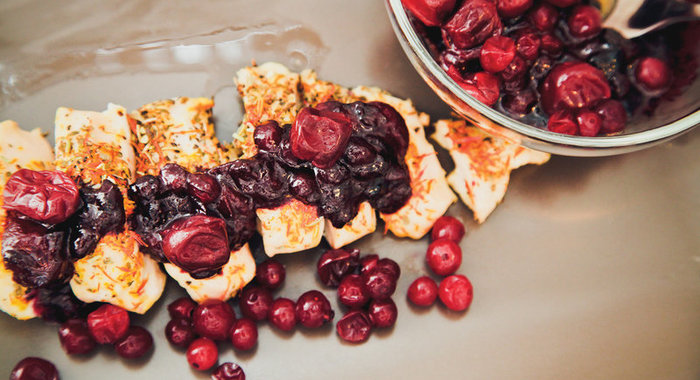 Куриная грудка в ягодном соусе