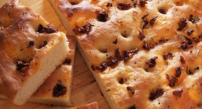 Фокачча с вялеными помидорами