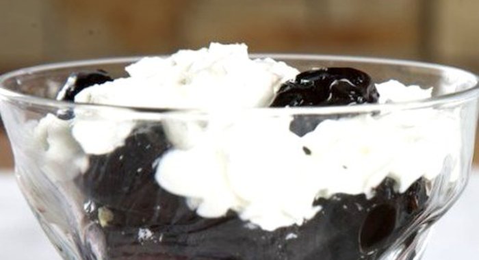 Взбитые сливки с черносливом