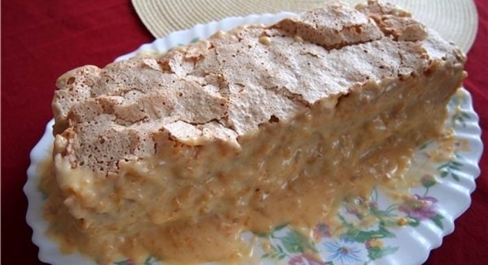 Безе-торт с лимонным кремом и орехами