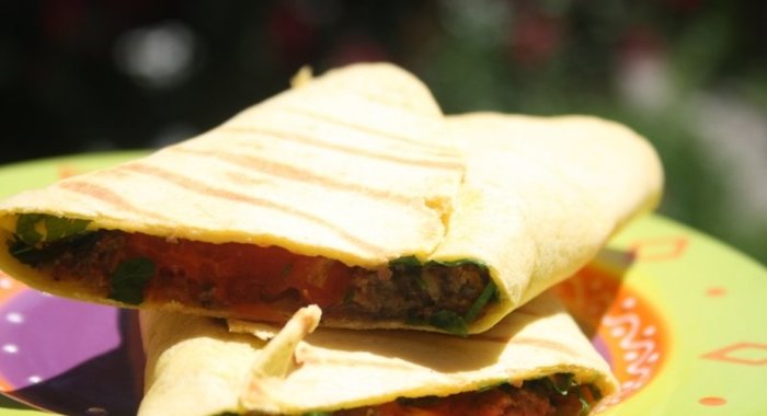 Кукурузная тортилья с начинкой из говяжьего фарша, помидора, сыра и свежей зелени