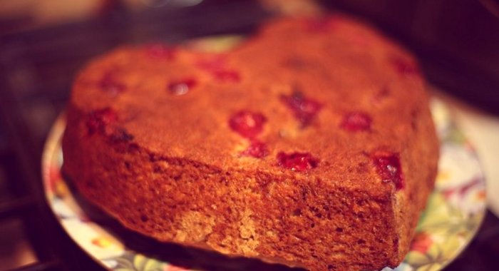 Пышный вишневый пирог на скорую руку