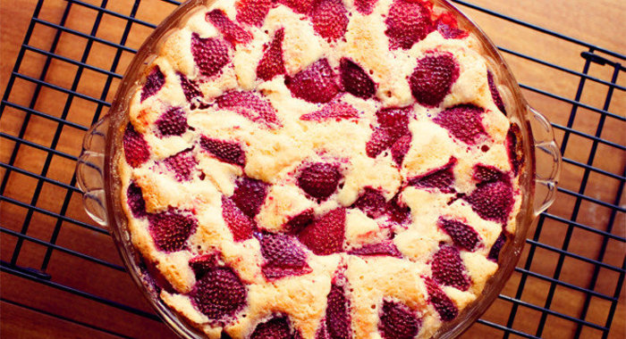 Шоколадный пирог с клубникой