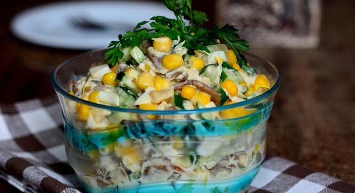 Салат с курицей, виноградом и фисташками