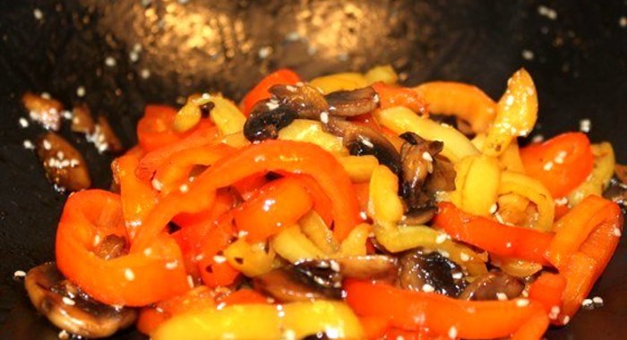 Грибы с овощами жареные в воке