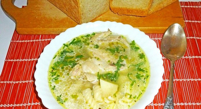 Ароматный бульон на куриных крылышках с чесноком