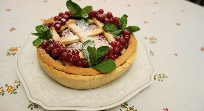 Домашний пирог с сухофруктами и брусникой