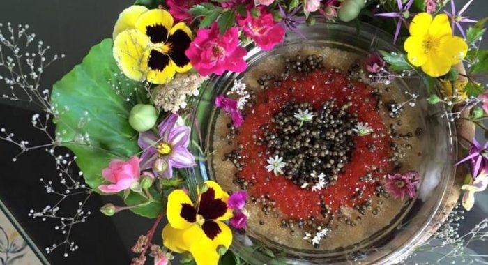 Несладкий торт с икрой российских рыб