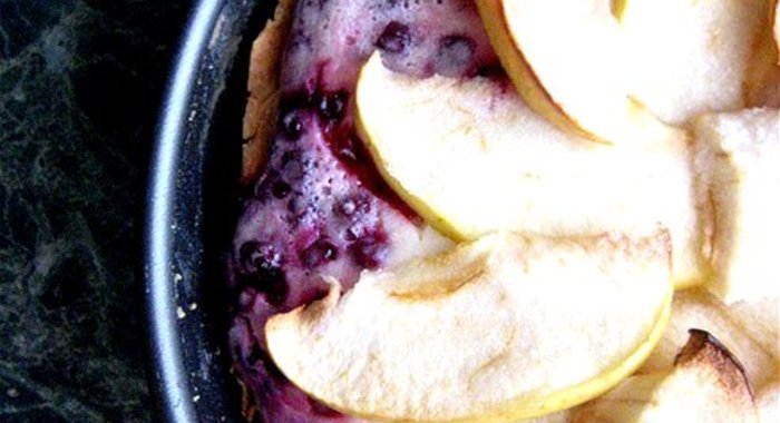 Брусничный пирог с яблоками