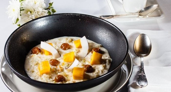 Слоеный салат с ветчиной и ананасами