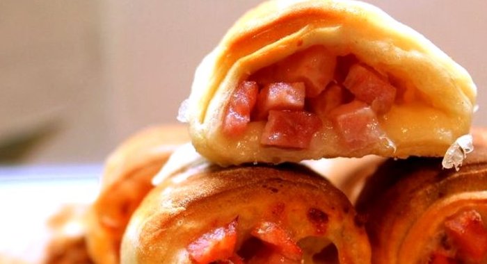 Слоечки с ветчиной и моцареллой