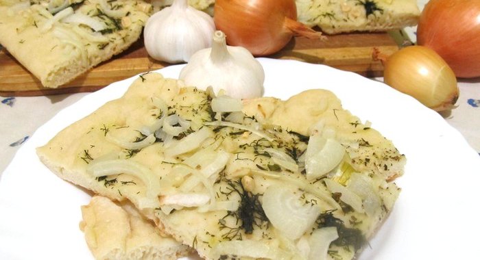 Фокачча с луком и чесноком