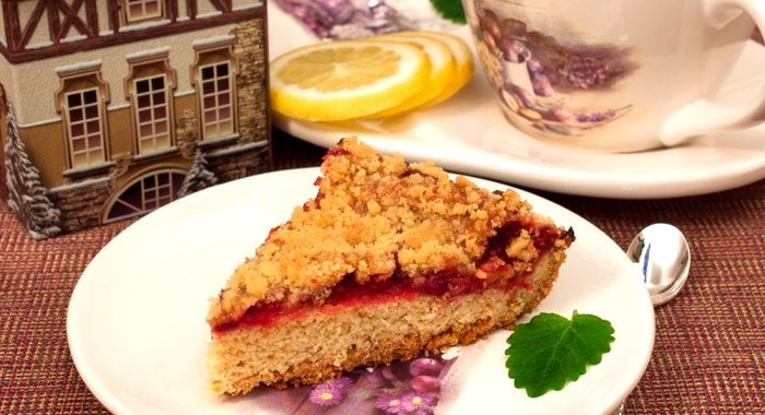 Пирог с брусникой, лимоном и штрейзелем
