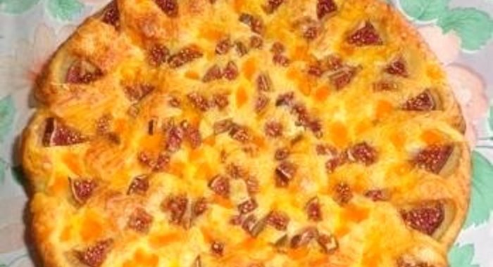 Пирог с сосиской и инжиром