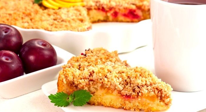 Пирог с фруктами и миндальным штрейзелем