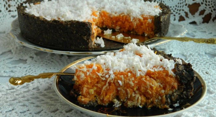 Сыроедческий морковный торт